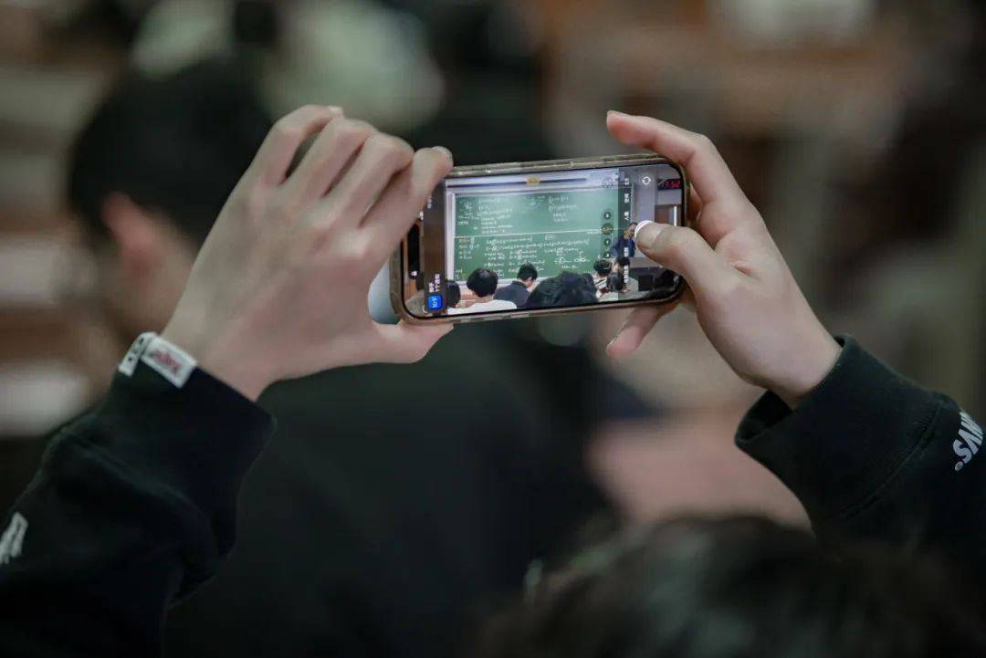浙江大学教授板书授课，带火电磁场与电磁波课程