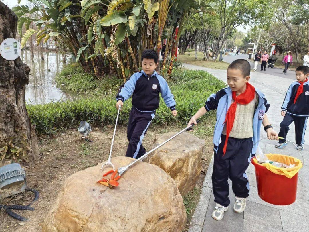 植树节里麻涌师生齐上阵，共筑绿美新家园，阳春植树正当时，麻涌师生为大地披绿装