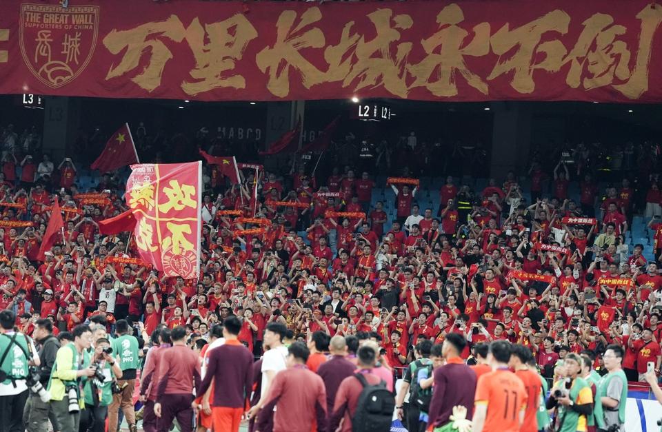 2026世预赛：国足输球，球迷“第12人”精神闪耀，虽败犹荣！国足失利下球迷的热血坚守