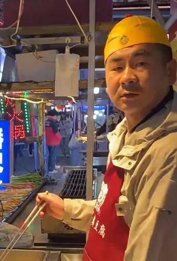 撞脸“甄嬛传四郎”，武汉臭豆腐摊主一夜成名！，湖北臭豆腐摊主撞脸“四郎”，走红后生意火爆！