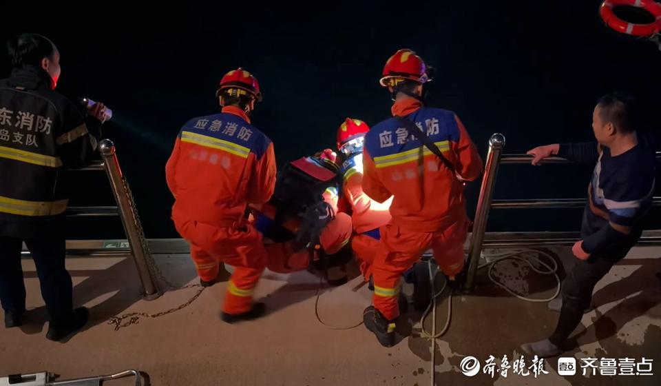 惊险！青岛奥帆中心女子落水，热心市民与消防上演生死救援