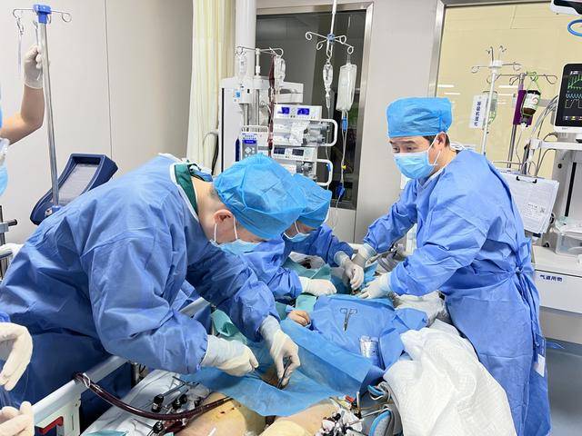 西安红会医院：ECMO护航，23岁车祸青年40天重获新生 车祸全身9处骨折，西安红会医院创新模式助青年重获新生