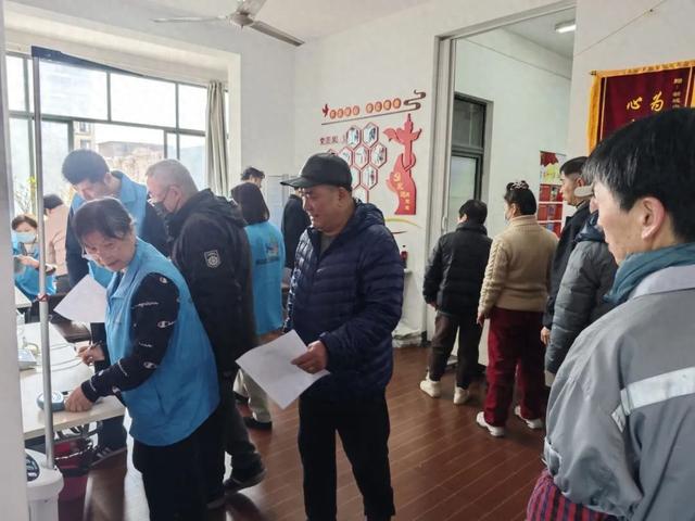 “医齐”关爱，宝山区淞南镇引领老年群体拥抱活力晚年，两天公益活动，宝山区淞南镇为百余名老人打造专属健康套餐