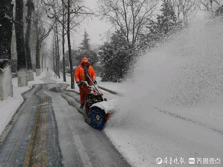 济南市中区雪天里的城市守护者：城管局