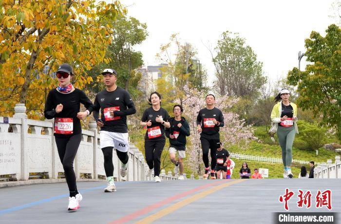 成都东安湖见证2025首场跑步盛事，“NB10K城市跑步系列赛”开跑啦 2025年度“NB10K城市跑步系列赛”首站，成都东安湖千余跑者激情开跑