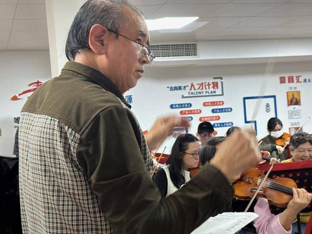 跨越年龄界限，青岛“银发乐团”的音乐传奇