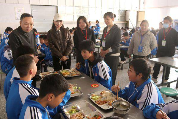 家校联动！陕州区一初中膳食活动增进信任保障饮食健康，家委会走进陕州区一初中食堂，为校园饮食健康“把脉”