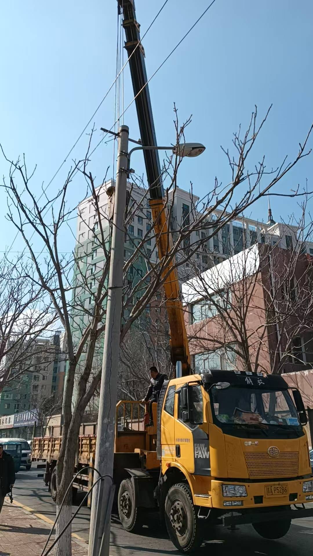 市民反馈路灯杆裂缝，长春照明中心快速响应解决 从市民反映到问题解决，长春城市照明管理中心效率惊人