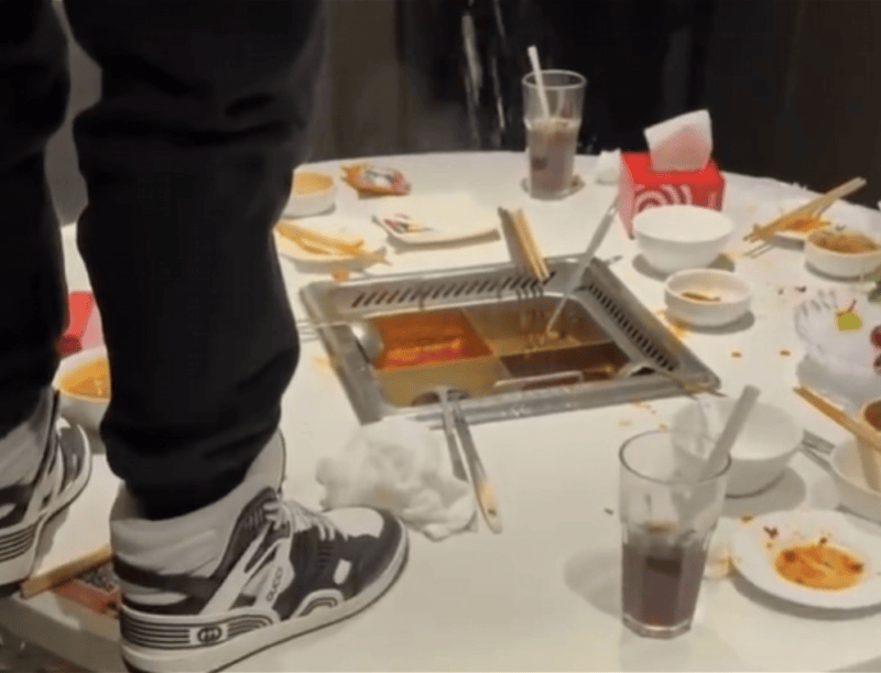 惊爆！男子海底捞火锅内撒尿引轩然大波，海底捞起诉涉事撒尿男子，这口“恶气”必须出