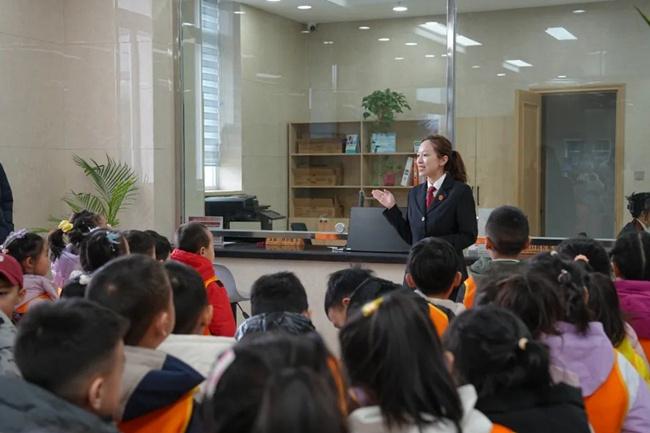 走进法院，让敦化幼儿感受法律的庄严神圣
