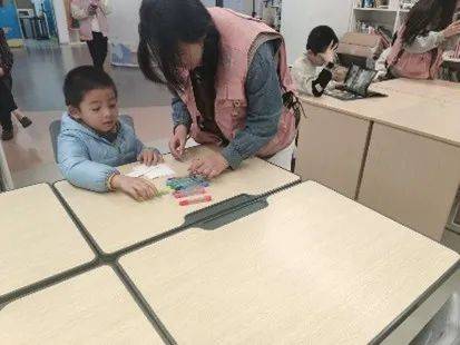 浮水印实验课：科学探索与公益温暖的交融 “可爱浮水印”公益课堂：让科学与公益之光闪耀