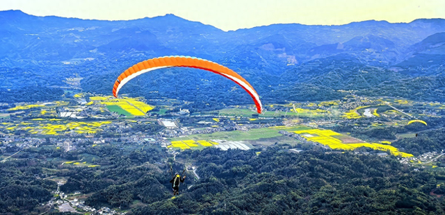 第三届川渝滑翔伞定点联赛四川站：洪雅玉屏山的天空盛宴