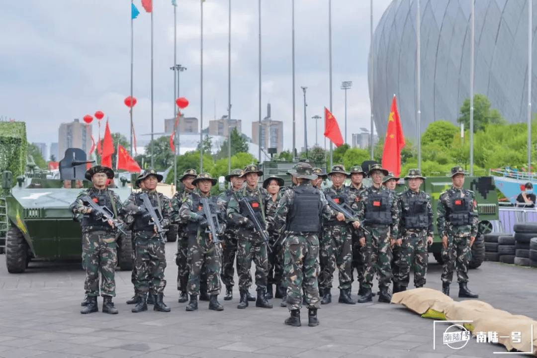 太牛了！服役一年列兵直接晋升二级上士
