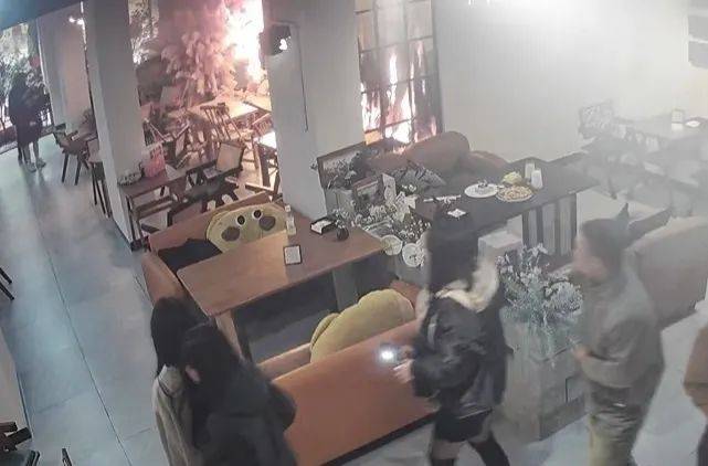 翁源奶茶店火灾：未成年人玩火代价大 翁源奶茶店突发火灾，竟是初中生玩火所致！