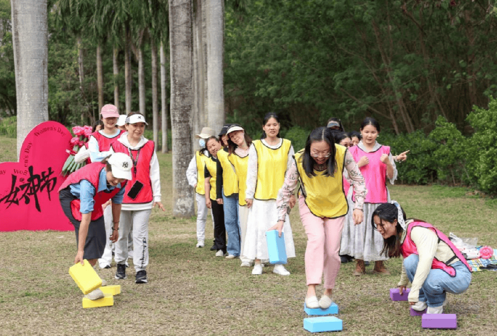 深圳南山区大学城社区妇联户外拓展，40名女性共享欢乐时光