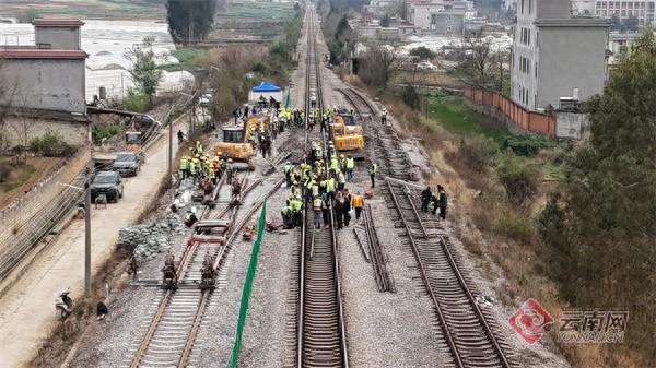 新型无尖轨道岔助力渝昆高铁云贵段建设，崔家庄铺轨基地施工告捷