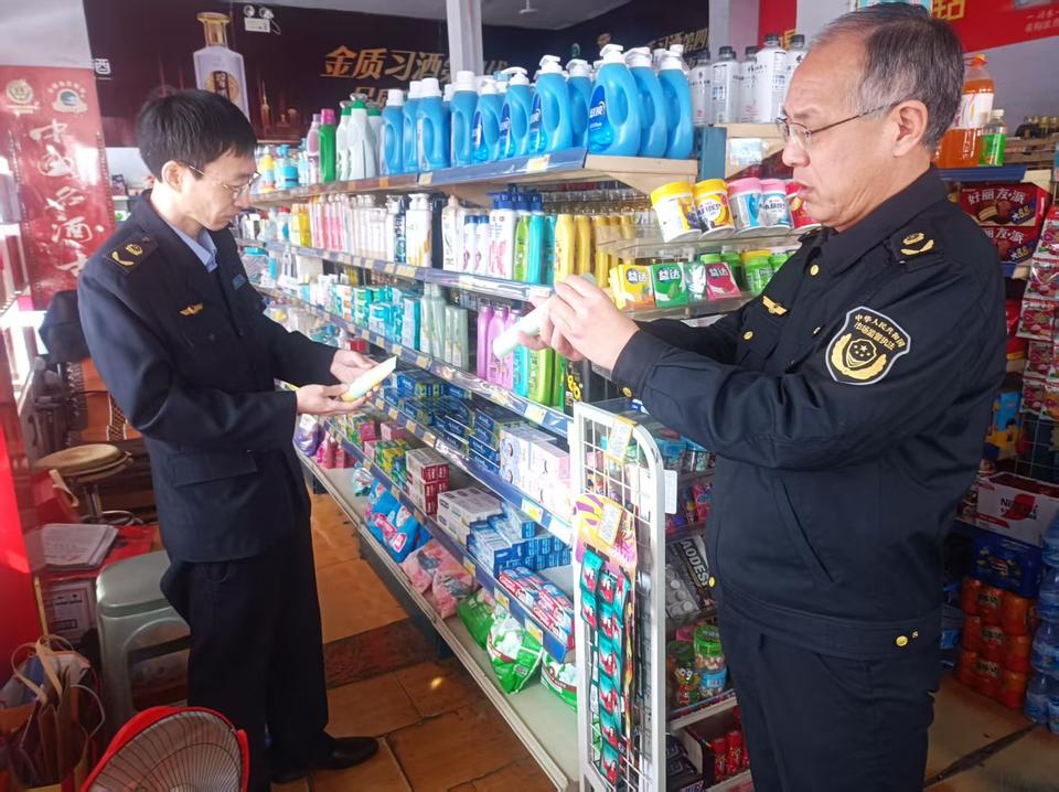 “监管+普法”，无棣县市场监管局规范化妆品经营秩序迎“三八”，“三八”节前夕，无棣县市场监管局为女性美妆消费保驾护航