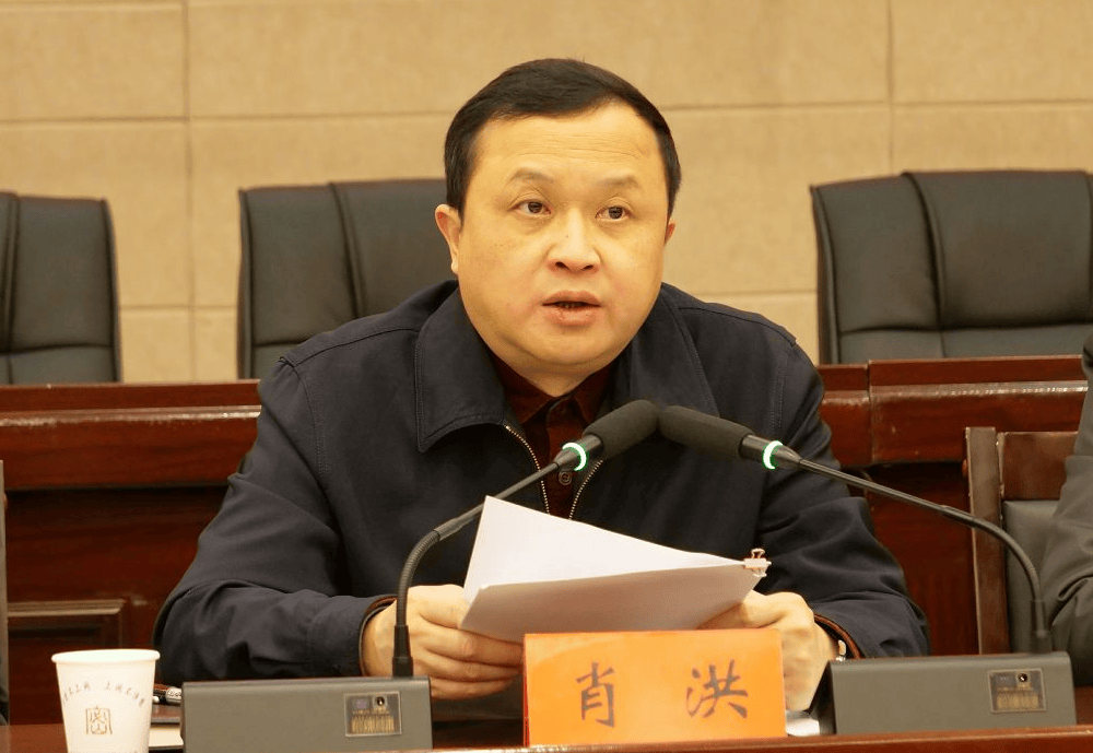肖洪主动投案，铜仁官场再掀反腐波澜 肖洪：从铜仁市政协主席到主动投案“落马”