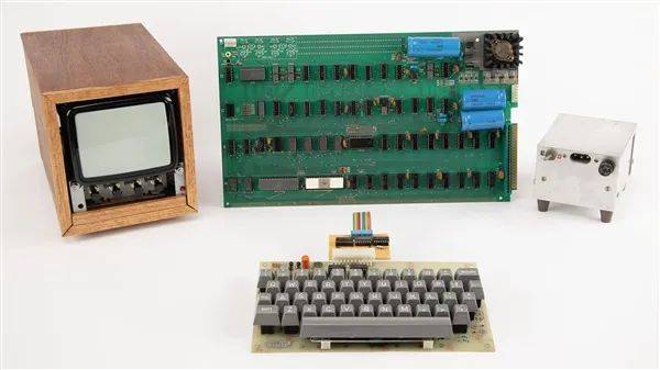 拍出271万的苹果Apple - 1，开启个人电脑市场的钥匙，苹果Apple - 1电脑拍卖成交271万，数字时代的珍贵遗产