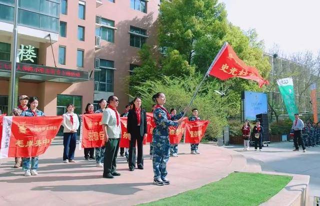 清明时节，二七区小学千名师生与英雄对话传承红色精神，史光柱走进人和路小学，共绘红色传承教育画卷