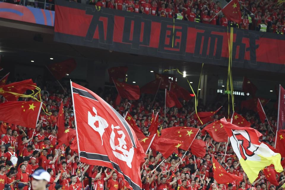 2026世预赛：国足输球，球迷“第12人”精神闪耀，虽败犹荣！国足失利下球迷的热血坚守