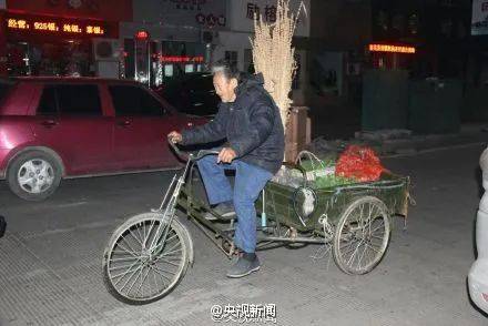 善意回响：女孩资助老人收获温暖回报，爱心传递！女孩帮老人开启暖心故事