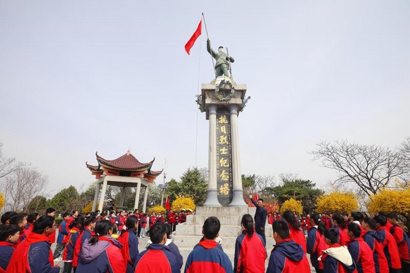 清明祭英烈，赣榆小学50年传承红色精神 从课本到实境，赣榆红色教育50年初心不变