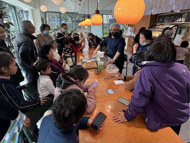 大宁路社区食堂升级：多元服务，温暖邻里情，从食堂到“幸福圈”，大宁路街道社区新体验