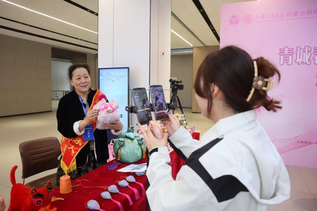呼和浩特非遗活动：为乡村振兴与妇女就业添新力 青城春日，科技赋能非遗成果展区亮点多