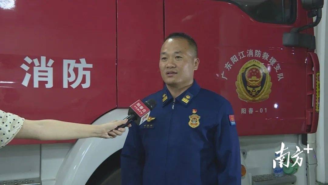 阳春街头暖心救援：多股力量救出被压女孩，女孩被车压，阳春众人上演生命救援