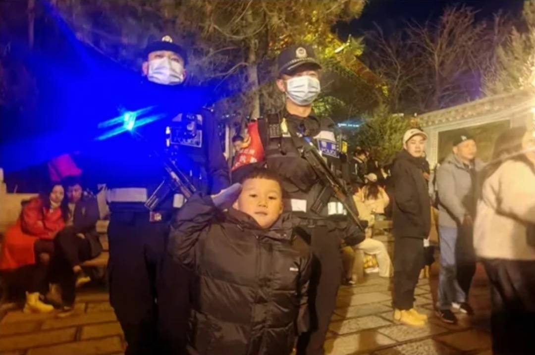 独克宗古城旅游警务室：用爱与责任点亮高原红
