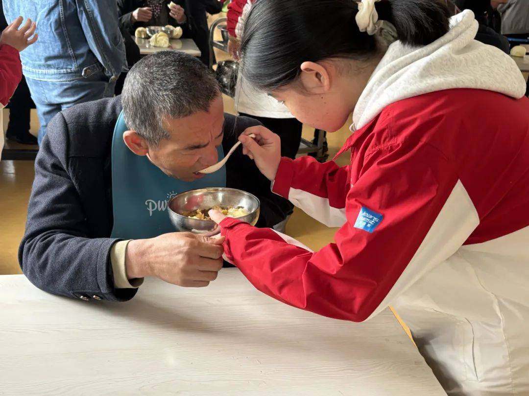 和静县志愿者用行动诠释敬老美德，和静县志愿者敬老活动：传递温暖，共筑和谐