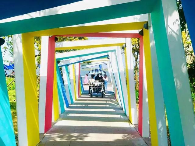 上海滴水湖旅游度假区周边交通元素全知道，上海滴水湖周边高颜值交通元素大赏