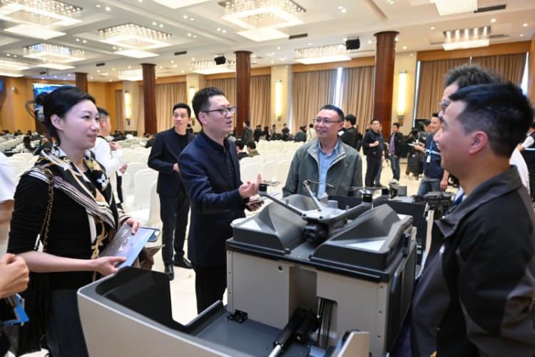 重庆借低空经济研讨会，打造西部经济新枢纽，重庆低空经济研讨会：AI引领低空新未来