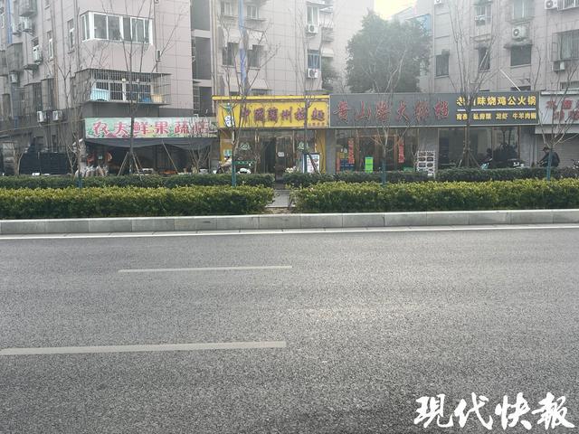 七号线通车后，南京应天大街站周边行人横穿马路问题凸显，聚焦南京地铁7号线：应天大街站周边横穿马路现象亟待解决