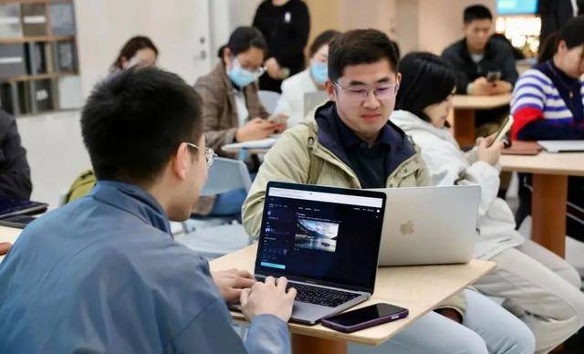 “坪山站”青年夜校3.0：AI课程为市民铺就科技之路