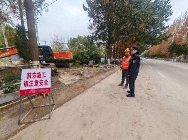 从疏忽到改正：工地施工铭牌事件，施工铭牌背后的法律与管理