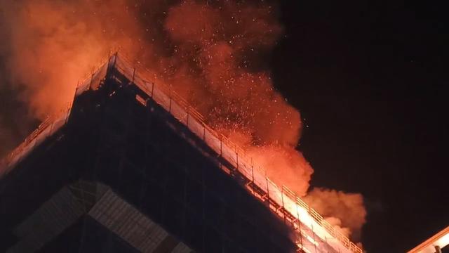 25日新北新店新建高楼起火，一小时内火势被控制