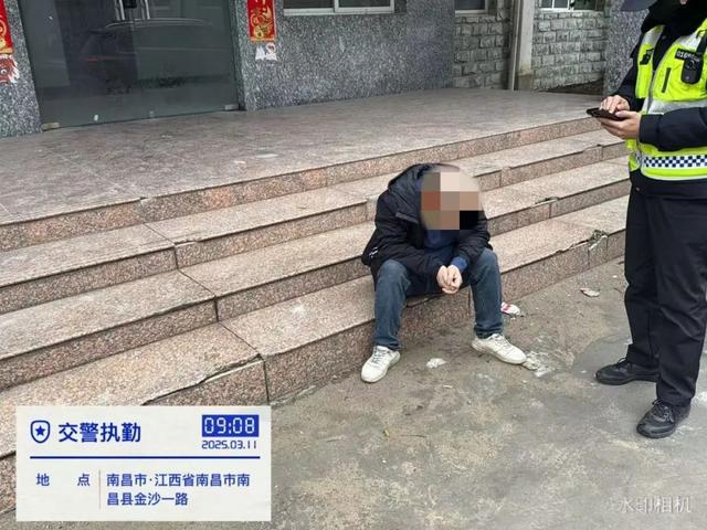 车主心脏不适路边停车，南昌交警紧急救助