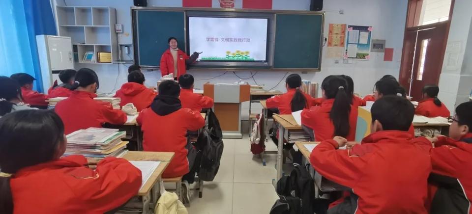 水湾镇中学：讲雷锋故事，弘扬雷锋精神，水湾镇中学：学雷锋宣讲活动，激励青少年传承雷锋精神