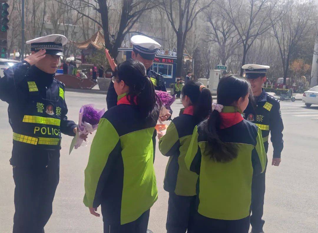 告别等“锋”，争做追“锋”好少年