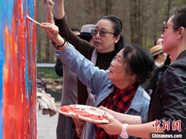 “三八”将至，广州女艺术家以画颂新时代女性风采