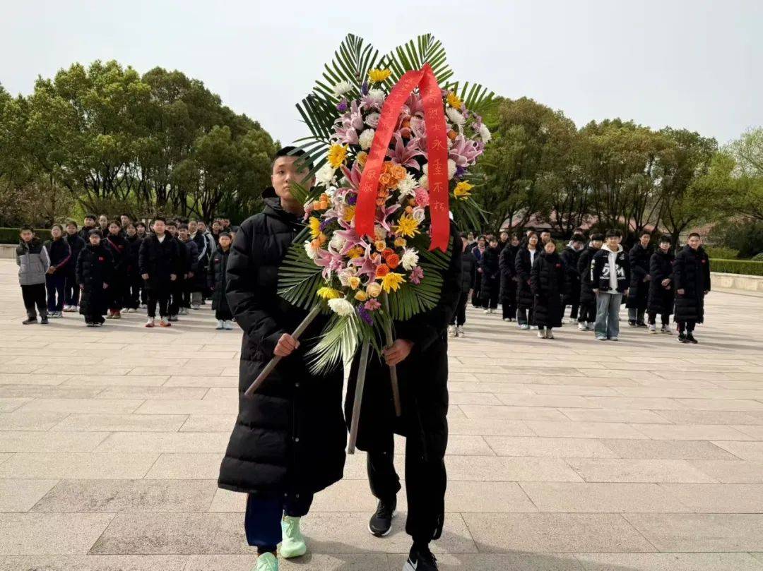 清明时节，嘉兴少体校师生缅怀先烈共赴新征程，嘉兴少体校清明祭先烈，学子汲取前行力量