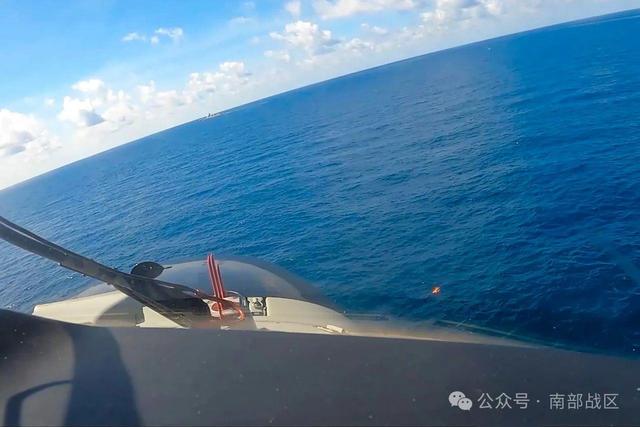 海军舰载航空兵联合山东舰，南海搜救演练展锋芒，南海舰机联合搜救演练：为生命争分夺秒