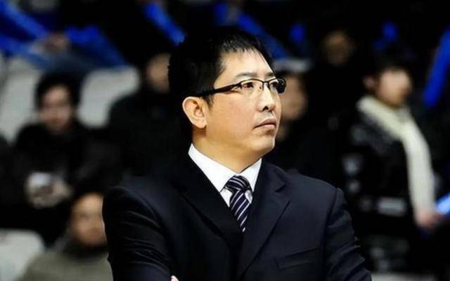 易立：球员时代风光无限，执教生涯举步维艰 对比前辈胡卫东，易立执教江苏男篮路在何方？