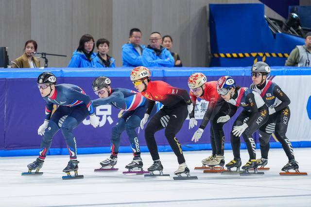 北京赛场上，中国队短道5000米接力半决赛成功闯入A组决赛