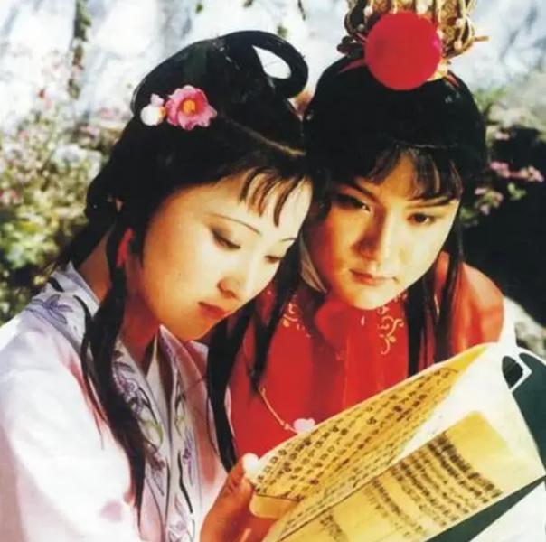 从汗巾互换看袭人归宿，“神”逻辑下的无奈人生，红楼奇谈：袭人命运与“神”逻辑，一场复杂的人性叙事