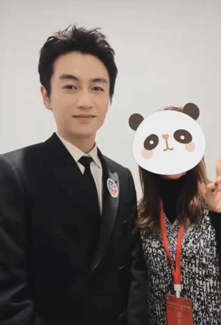 看陈晓离婚后首次现身：状态极佳，笑容增多，陈晓离婚后首度公开露面：颜值回春，风采依旧