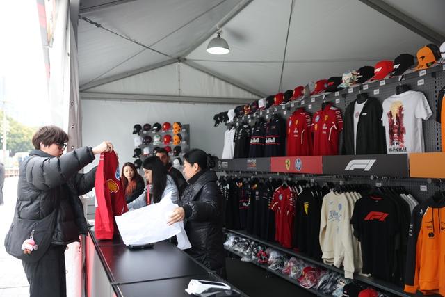 F1“格子旗嘉年华”来袭，北外滩与上赛场共筑赛车狂欢 F1“格子旗嘉年华”启幕，虹口区借赛事推动消费升级
