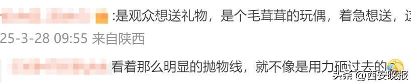 董宇辉云南行：下播后险遭物品砸中引热议 现场直击：董宇辉云南行下播险被砸，危险行为引众怒
